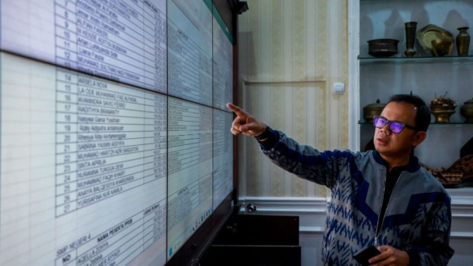 Wali Kota Bogor, Bima Arya menindaklanjuti aduan warga soal manipulasi PPDB.