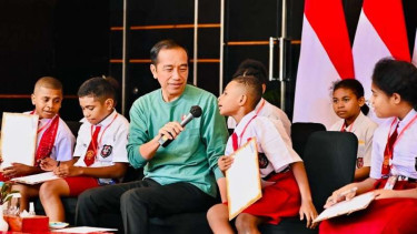 Presiden Jokowi memberikan soal berhitung kepada siswa SD di Papua