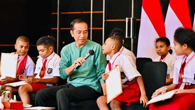Presiden Jokowi memberikan soal berhitung kepada siswa SD di Papua