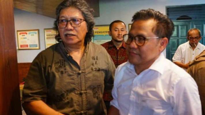 Ketua Umum Partai Kebangkitan Bangsa (PKB) Abdul Muhaimin Iskandar bersama budayawan Emha Ainun Najib.