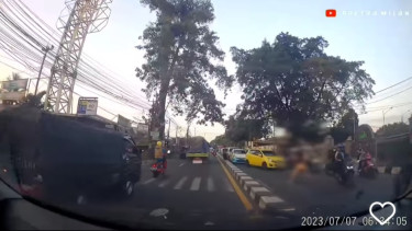 Wanita Tanpa Busana Setop Pengendara di Parung Bogor