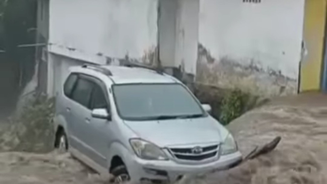 Banjir bandang menyeret mobil di Bali.