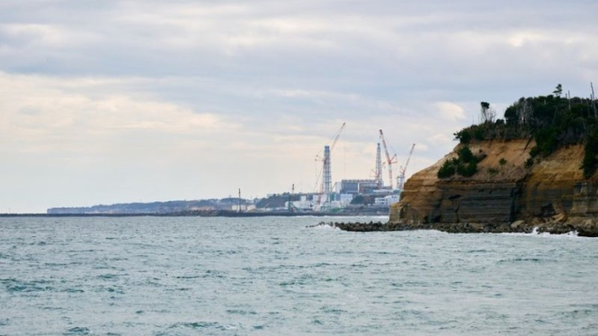 Pembangkit Listrik Tenaga Nuklir Fukushima Daiichi dilihat dari Futabacho, Futabagun, Prefektur Fukushima, Jepang.