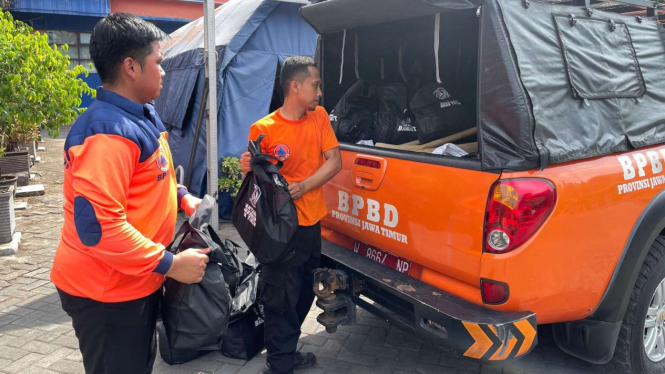 Petugas BPBD Jatim saat bersiap ke lokasi bencana di Lumajang.