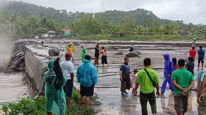 Banjir lahar dingin Gunung Semeru terjang Kabupaten Lumajang