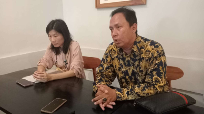Diana Suwito bersama pengacaranya usai melakukan mediasi di Polsek Jombang