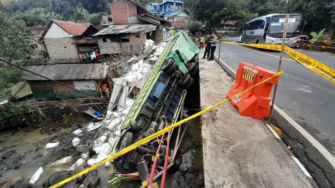 Truk terjun ke sungai di Jalur Gentong, Tasikmalaya