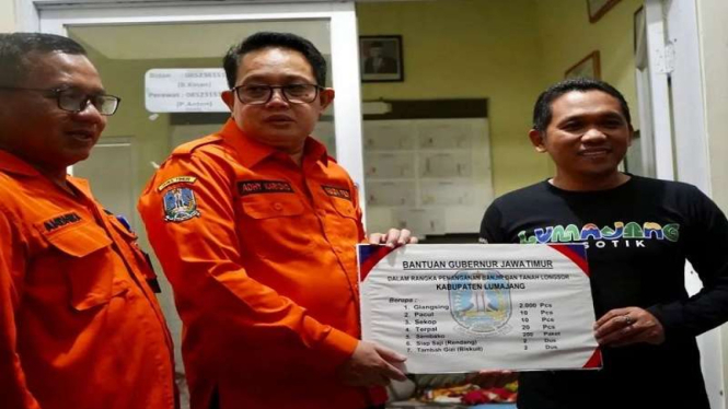 Bupati Lumajang Thoriqul Haq (kanan) saat menyerahkan bantuan korban banjir 