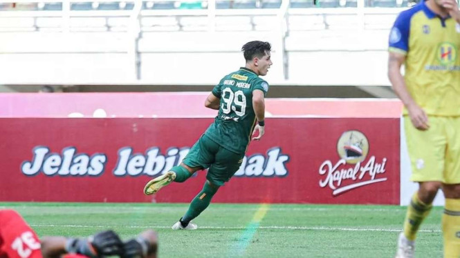Pemain Persebaya Surabaya Bruno Moreira rayakan gol