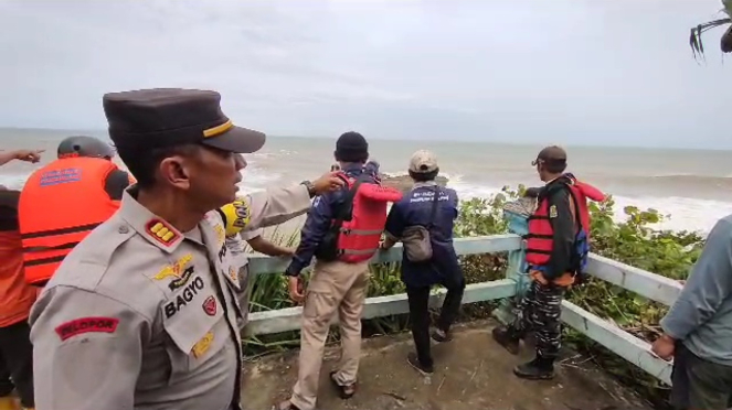 Kapolsek Bantur AKP Bagyo dalam pencarian mahasiswa asing UB terseret ombak. 