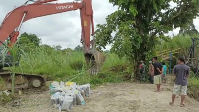 Alat berat dikerahkan bikin rakit sementara untuk akses menyeberangi sungai