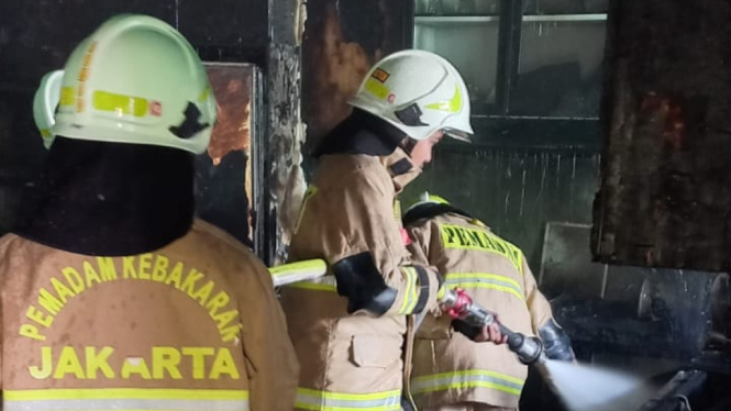 Sebuah rumah berlantai dua di kawasan Kebayoran Baru, Jakarta Selatan ludes dilalap si jago merah pada Minggu, 9 Juli 2023.