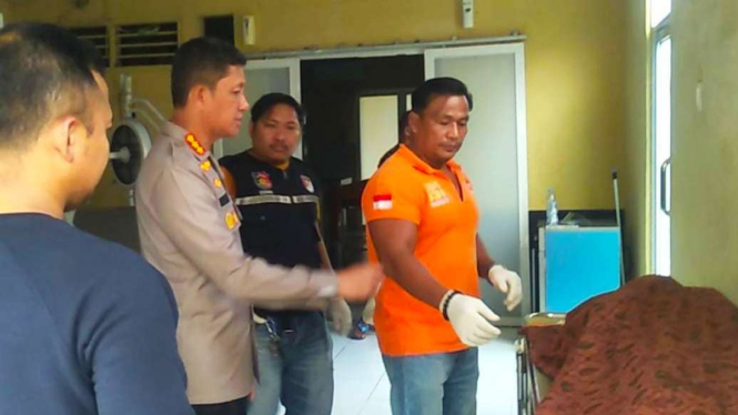 Kapolrestabes Medan Kombes Pol. Valentino Alfa Tatareda saat melihat jasad begal sadis di RS Bhayangkara, Kota Medan.