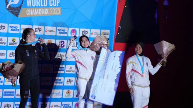 Rajiah Salsabillah (tengah) raih emas pada Piala Dunia Panjat Tebing di Prancis