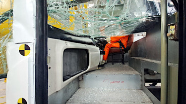 VIVA Otomotif: Uji tabrak bus buatan karoseri Laksana