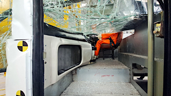 VIVA Otomotif: Uji tabrak bus buatan karoseri Laksana