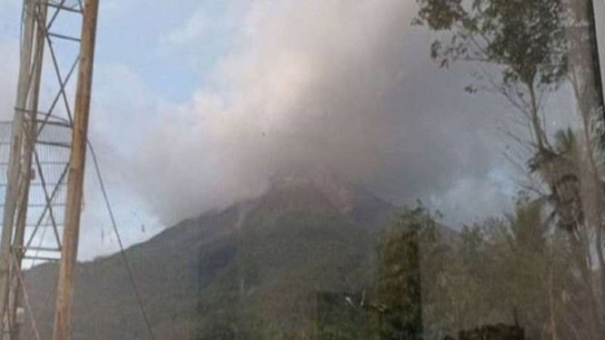 Gunung Karangetang keluarkan awan panas