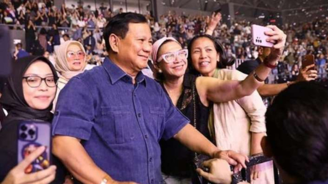 Prabowo Subianto saat nonton konser Ari Lasso di Tenis Indoor Senayan.
