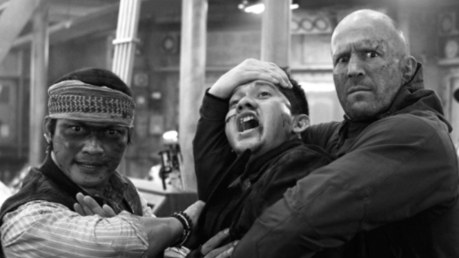 Jason Statham Bagikan Foto Bareng Iko Uwais saat Syuting The Expendables 4