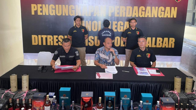 Konferensi pers penangkapan penyelundupan minol oleh Ditreskrimsus Polda Kalbar