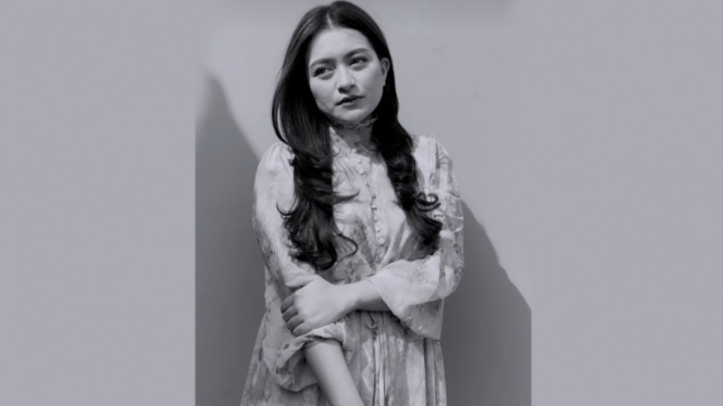 Nathalie Holscher lepas hijab.