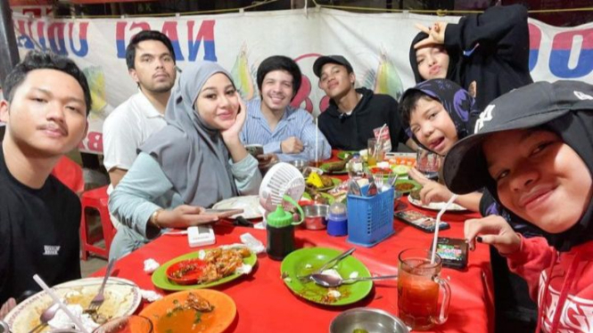 Aurel rayakan ulang tahun di warung pecel lele
