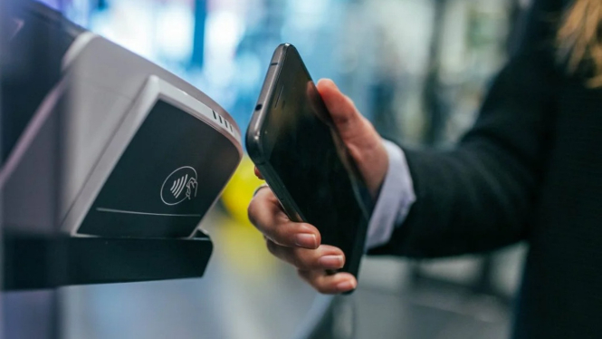 Teknologi NFC (near field Communication). 