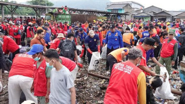 Pandawara dan masyarakat bersihkan Pantai Sukaraja, Bandar Lampung