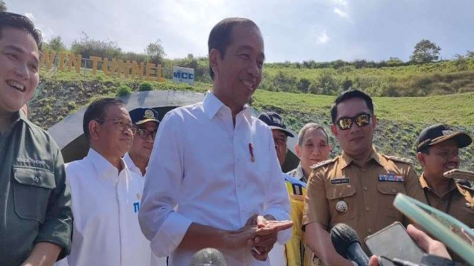 Presiden Jokowi usai meresmikan Jalan Tol Cisumdawu, Jawa Barat, Selasa, 11/7