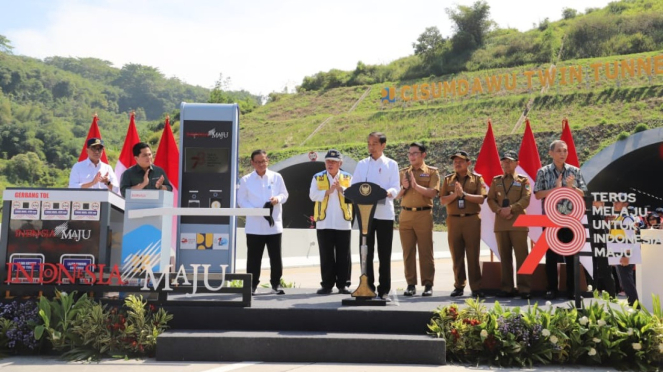 Gubernur Jabar Ridwan Kamil mendampingi Presiden Jokowi meresmikan Tol Cisumdawu