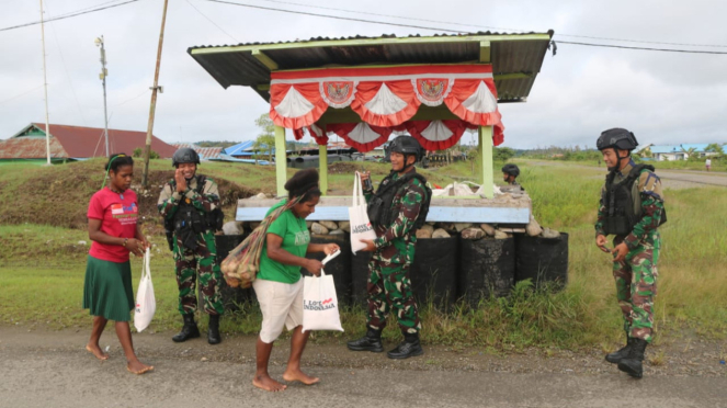 VIVA Militer: Pasukan Yonif Raider 411/Pandawa Kostrad TNI dan mama di Nduga.