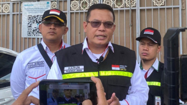 Harun Al Rasyid (tengah)