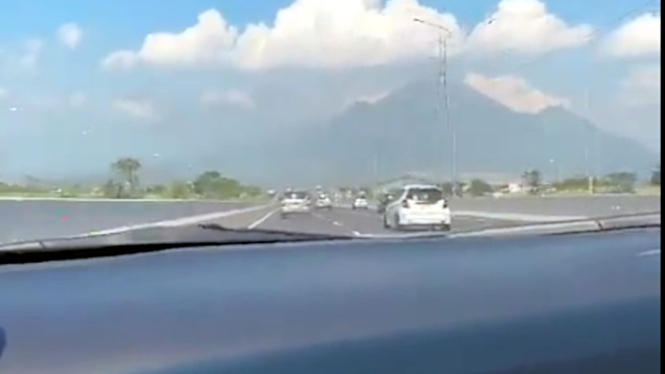 VIVA Otomotif: Honda Jazz ugal-ugalan di jalan tol