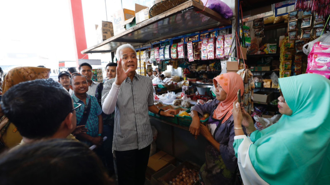 Ganjar Pranowo tinjau proses revitalisasi Pasar Cuplik