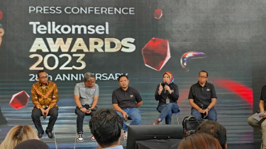 Vice President Prepaid Consumer Marketing Telkomsel, Tuty R. Afriza (kedua kanan).