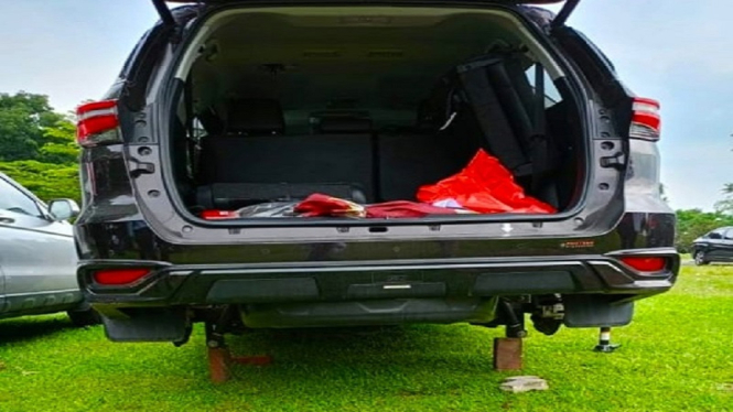  2 Ban Mobil Terparkir di RSUP H Adam Malik, Kota Medan Hilang Digondol Maling.