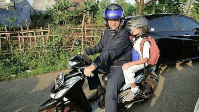 Anies Baswedan naik Yamaha Mio antar anak sekolah 7 tahun lalu