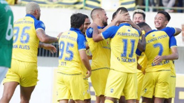 Pemain Barito Putera rayakan gol