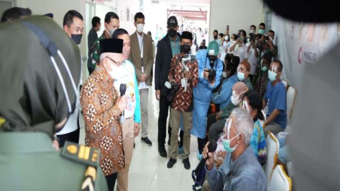 Wapres Ma'ruf Amin meninjau kegiatan operasi katarak di Mimika, Papua.