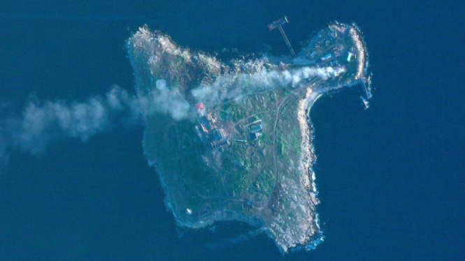 VIVA Militer: Kepulan asap terlihat dari Pulau Ular (Zmiinyi), Ukraina