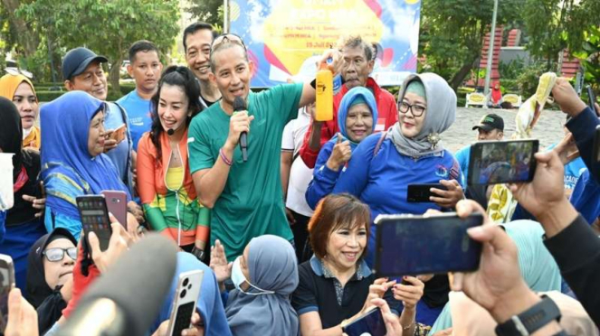 Menparekraf Sandiaga Uno (baju hijau)