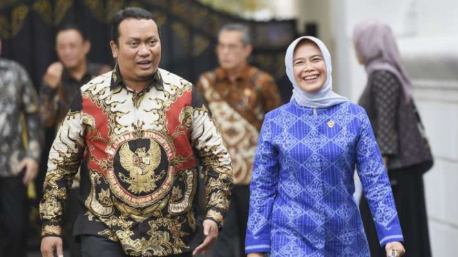 Ketua BPK Isma Yatun (kanan) bersama anggota I BPK Nyoman Adhi Suryadnyana (kiri) berjalan keluar usai menyerahkan Ikhtisar Hasil Pemeriksaan Semester I Tahun 2022 kepada Presiden Joko Widodo di Istana Kepresidenan, Jakarta, Selasa, 1 November 2022.