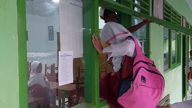 Berebut Bangku Depan Di Hari Pertama Sekolah, Sejumlah Siswa Panjat Jendela.