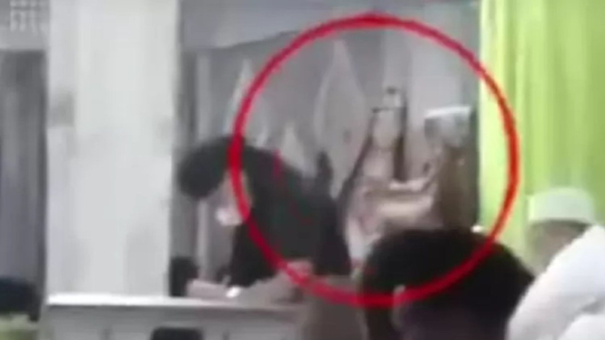 Penampakan sosok diduga hantu dalam pengajian Gus Miftah.