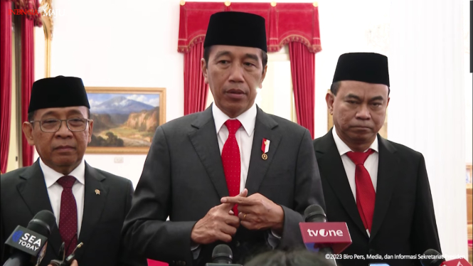 Presiden Joko Widodo / Jokowi dan Menkominfo Budi Arie Setiadi (kanan) di Istana Negara, Jakarta, Senin, 17 Juli 2023.