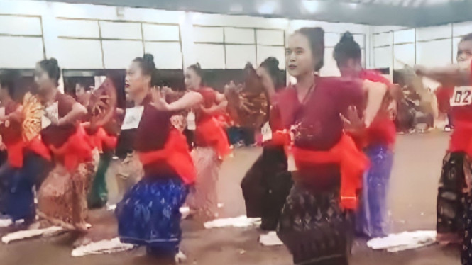 Kelompok tari yang membawakan tarian untuk mendukung PDIP (13/6). Sumber : Hendra Simbolon