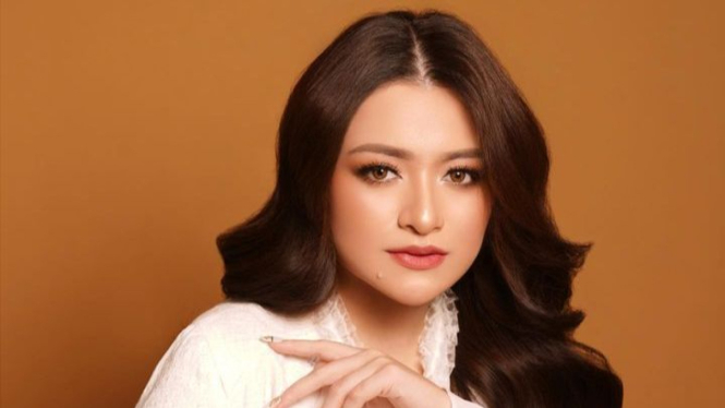 Nathalie Holscher lepas hijab