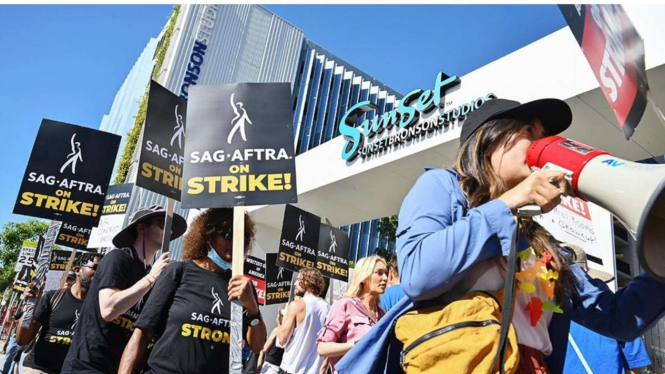 Aktor, aktris dan penulis atau SAG-AFTRA melakukan mogok kerja 