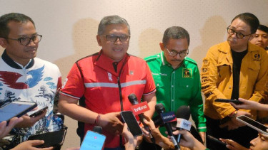 Sekjen PDIP Hasto Kristiyanto (tengah)