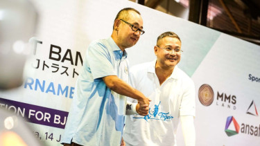 Direktur Utama J Trust Bank, Ritsuo Fukadai  (kiri)